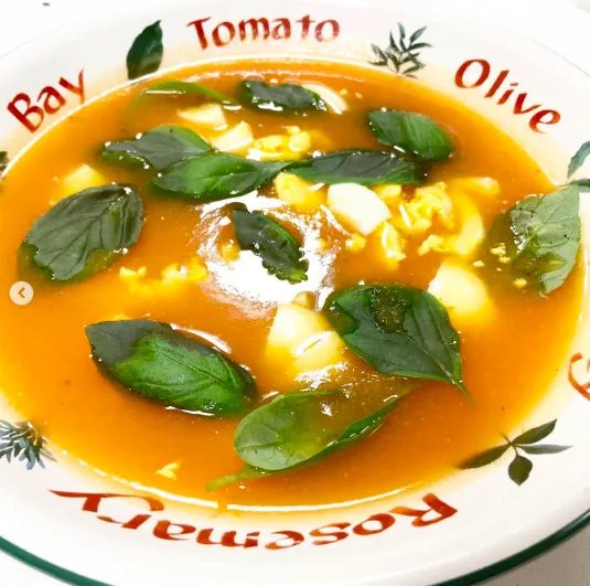 Sopa de tomate e manjericão