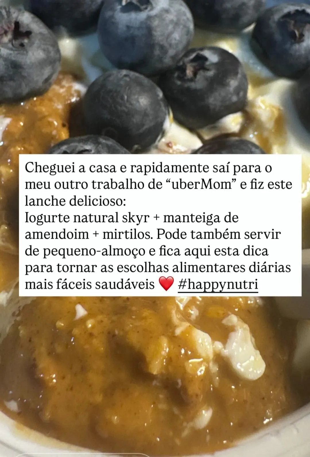 Iogurte natural skyr + manteiga de amendoím + mirtilos