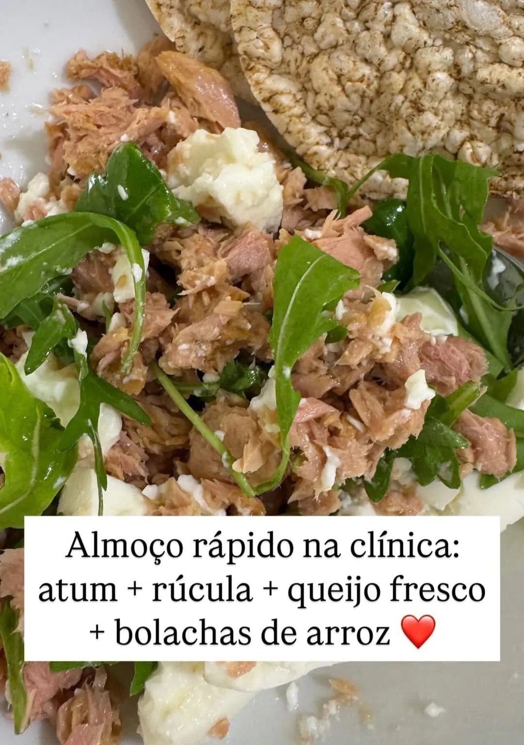 Almoço rápido: atum + rúcula + queijo fresco + bolachas de arroz