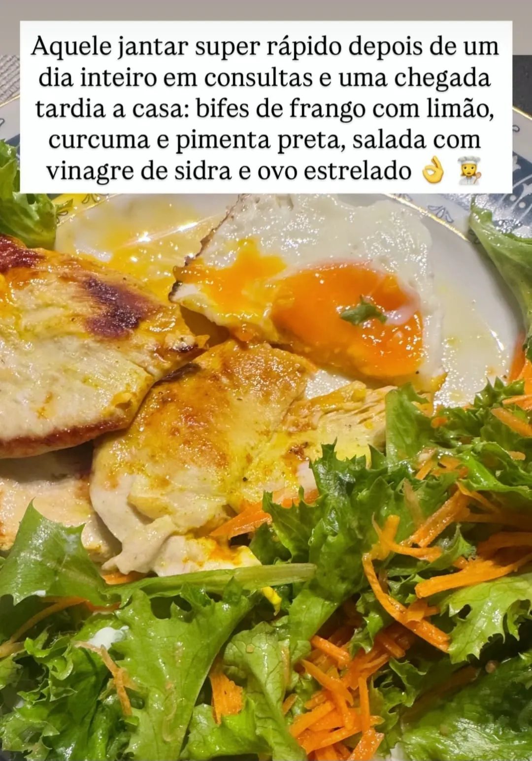 Bifes de frango com limão, curcuma, pimenta preta, salada com vinagre de sidra e ovo estrelado