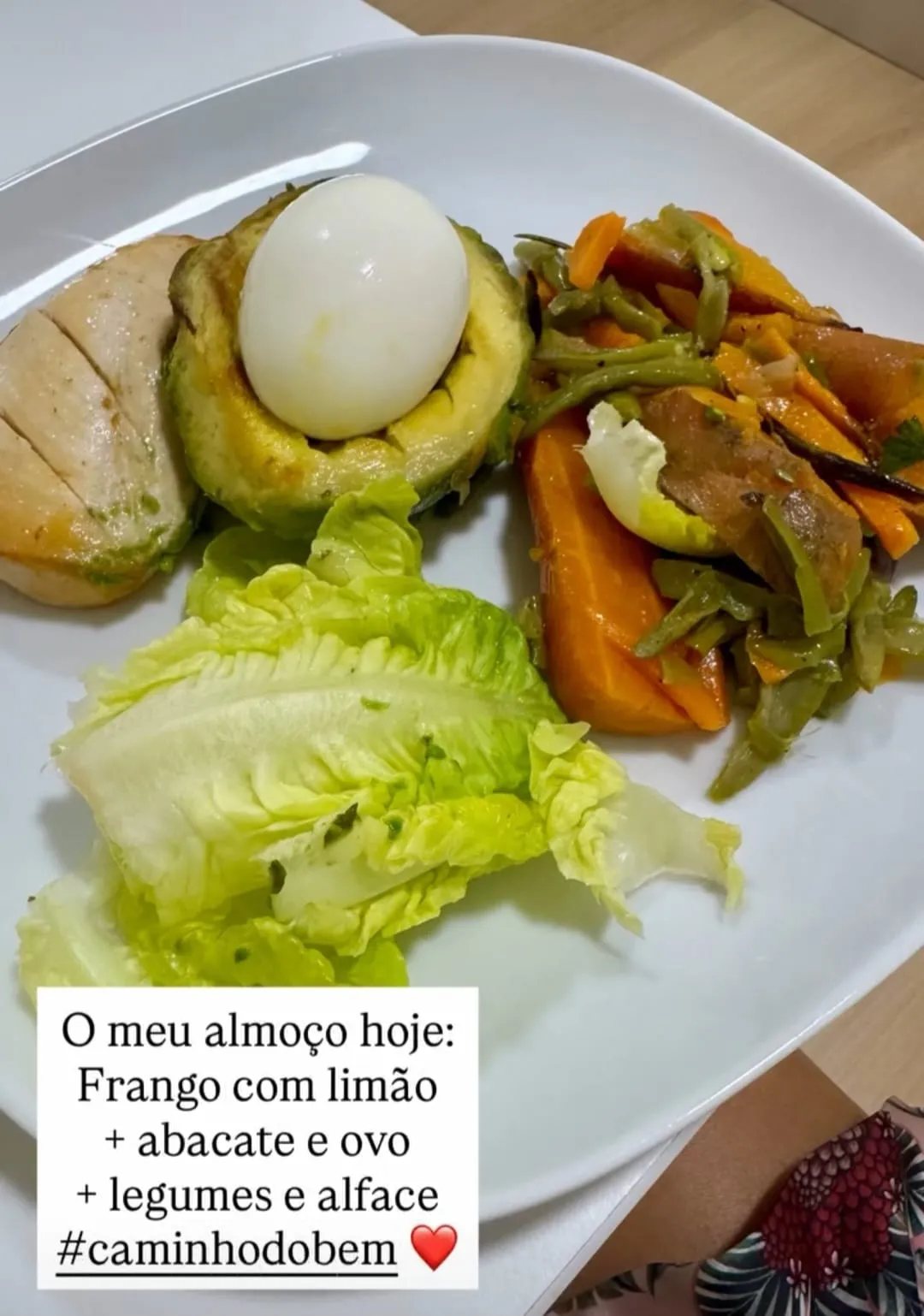 Frango com limão, abacate, ovo, legumes e alface