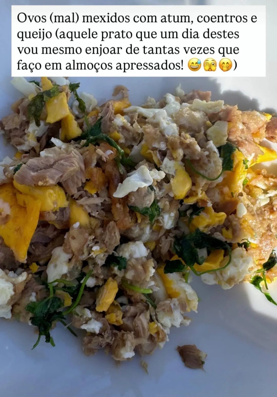 Ovos (mal) mexidos com atum, coentros e queijo