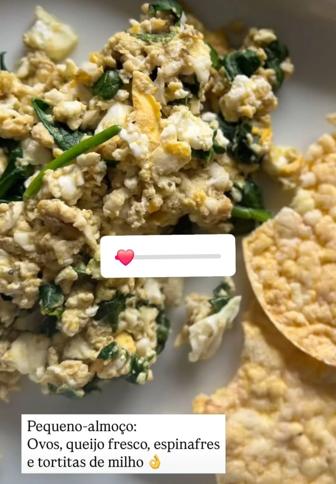 Pequeno-almoço: Ovos, queijo fresco, espinafres e tortitas de milho
