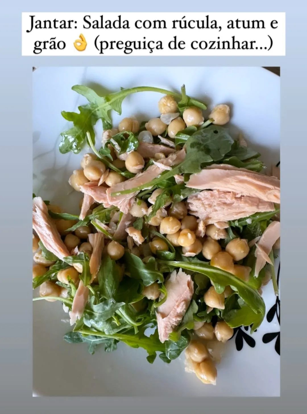 Salada com rúcula, atum, e grão