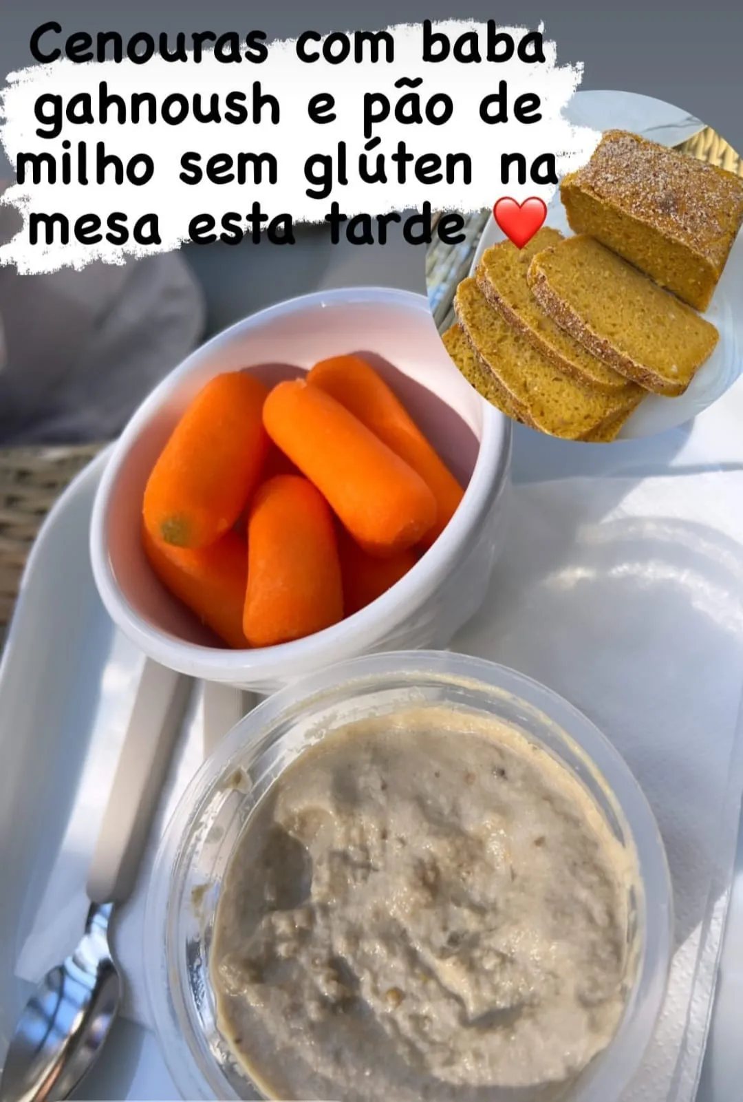 Cenouras com baba gahnoush e pão de milho sem glúten