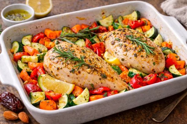 Frango no forno com alecrim e vegetais